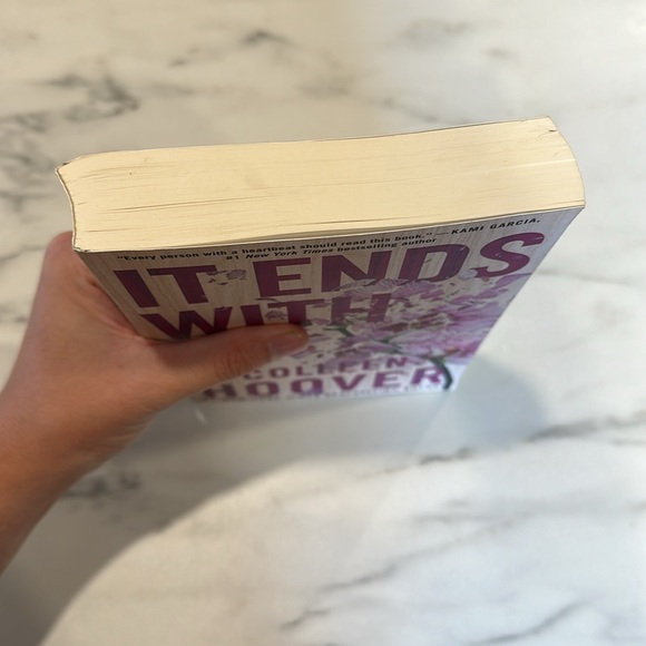 It Ends With Us by Colleen Hoover - Picture 4 of 6